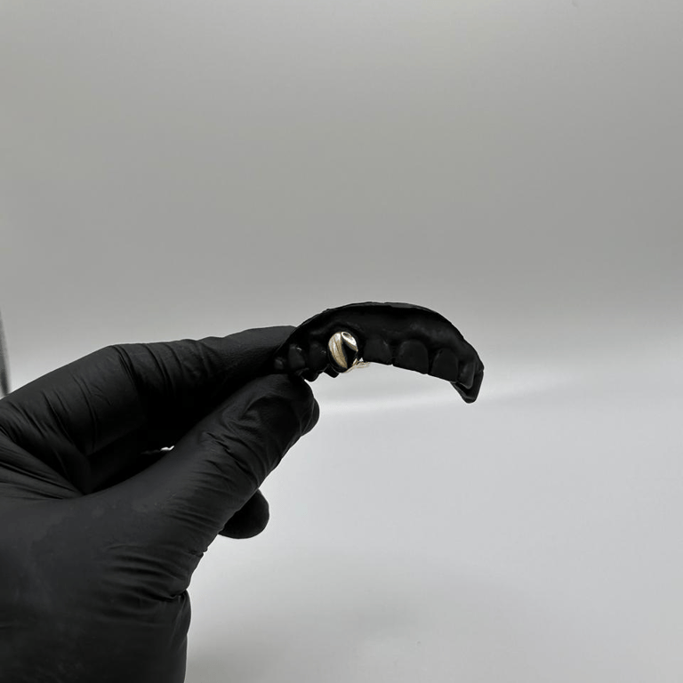 Diente canino grill en oro 18k — Bogotá Grillz